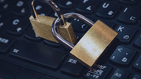 Chiave hardware di un portafoglio tenuta in mano